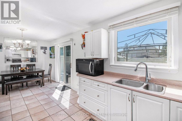 28564985/848-borland-drive/chatelaine-village/ottawa/ontario/K1E1X5_9