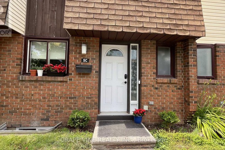 28549098/5c-woodvale-green/craig-henrywoodvale/ottawa/ontario/K2G4G9_1