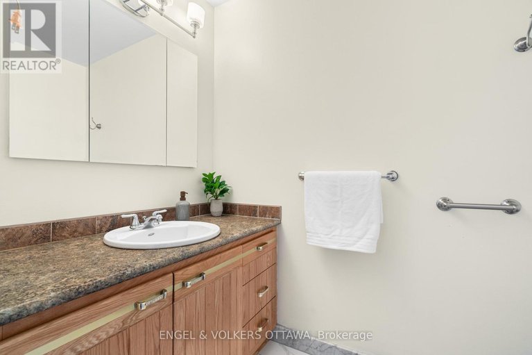 28957862/16-benson-street/borden-farmstewart-farmcarleton-heightsparkwood-hills/ottawa/ontario/K2E5J5_24