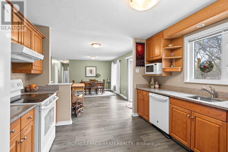 28656808/6481-rideau-valley-drive-n/manotick-south-to-roger-stevens/ottawa/ontario/K4M1B3_13