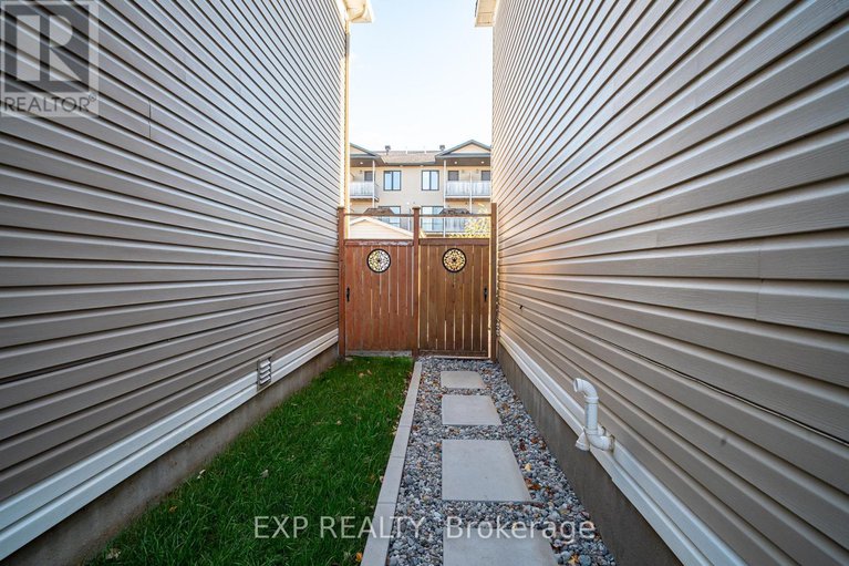 28257579/426-pillett-street/strandherd/ottawa/ontario/K2J5S3_32