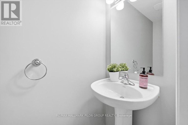 29233592/748-morningstar-way/mer-bleuebradley-estatesanderson-park/ottawa/ontario/K1W0G6_11