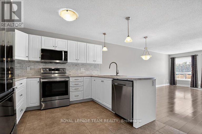 29376462/464-honeyborne-street/almonte/mississippi-mills/ontario/K0A1A0_11