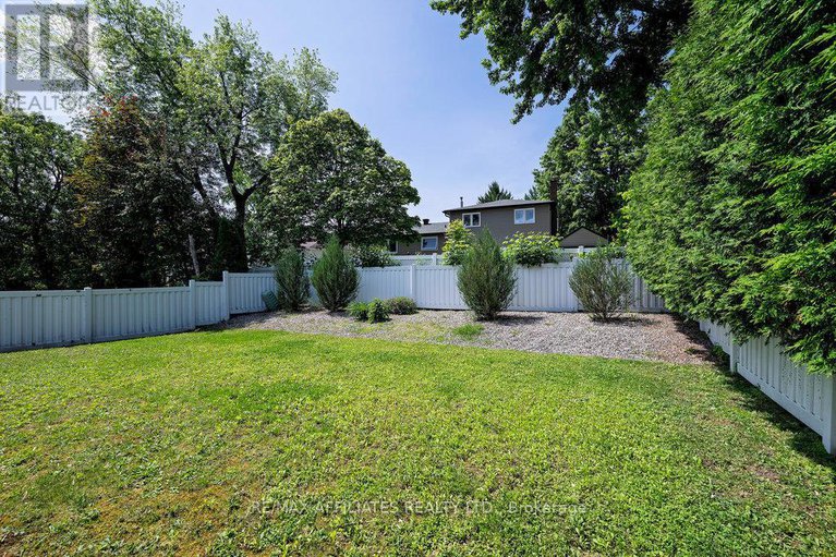 28995610/22-red-maple-crescent/blackburn-hamlet/ottawa/ontario/K1B3Z3_34