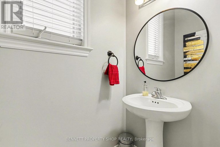 29435219/992-bunchberry-way/blossom-parkkemp-parkfindlay-creek/ottawa/ontario/K1T0L6_8