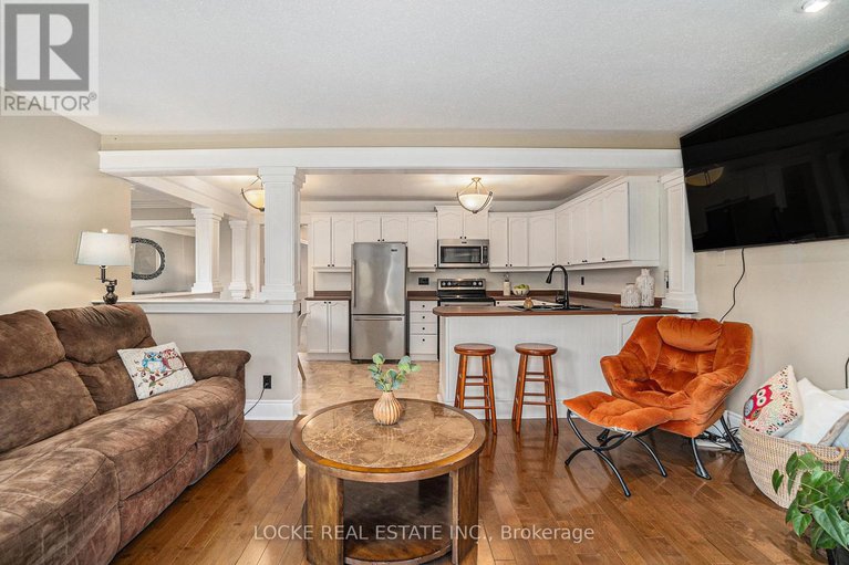 28613280/694-morewood-crescent/fallingbrookpineridge/ottawa/ontario/K4A2P7_15