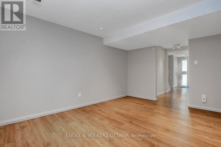 28912116/46-200-owl-drive/hunt-clubwestern-community/ottawa/ontario/K1V9P7_6