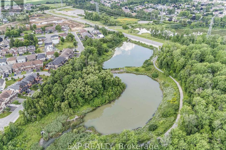 28589482/326-trailsedge-way/mer-bleuebradley-estatesanderson-park/ottawa/ontario/K1W0G6_35
