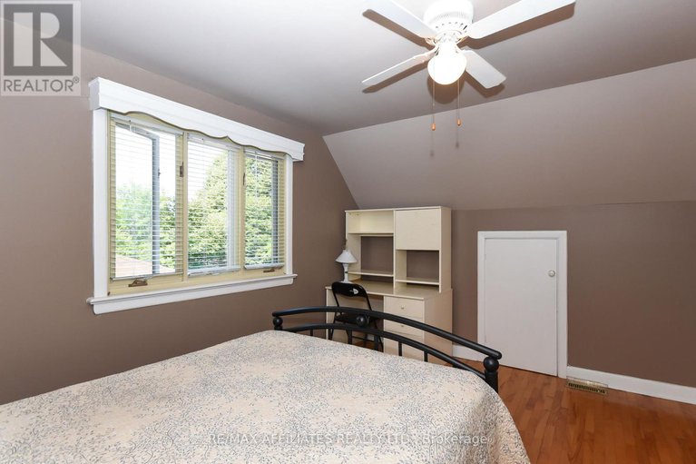 29123494/323-fullerton-avenue/overbrookcastle-heights/ottawa/ontario/K1K1K2_38