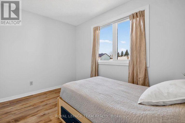 29430721/1604-proulx-drive/fallingbrookpineridge/ottawa/ontario/K4A1T5_29