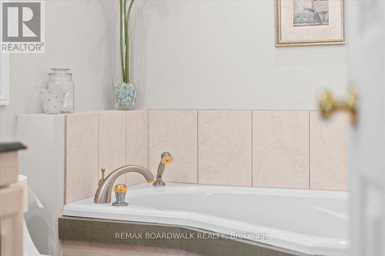 29646318/1594-meadowfield-place/chapel-hill/ottawa/ontario/K1C5V6_30