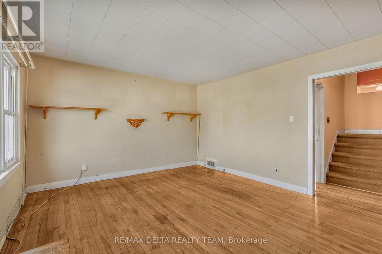 29645620/1242-vancouver-avenue/ellwood/ottawa/ontario/K1V6V3_4