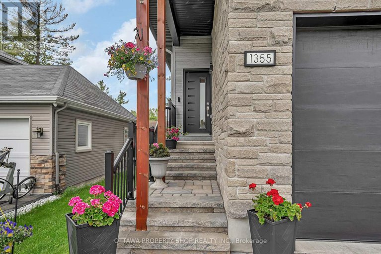 28399504/1355-mory-street/emerald-woodssawmill-creek/ottawa/ontario/K1T1C8_2