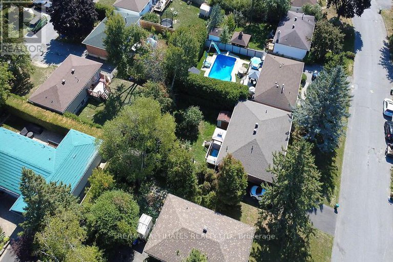 28858378/52-laurie-court/glencairnhazeldean/ottawa/ontario/K2L1S4_34