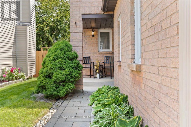28458196/300-sylvie-terrace/bilberry-creekqueenswood-heights/ottawa/ontario/K1E3M2_2