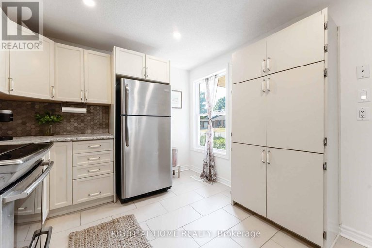 28737074/1-berkshire-way/pheasant-run/ottawa/ontario/K2J2B1_19