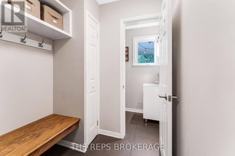 28788760/3062-upper-otterson-place/mooneys-bayrevelstoke/ottawa/ontario/K1V7B6_18