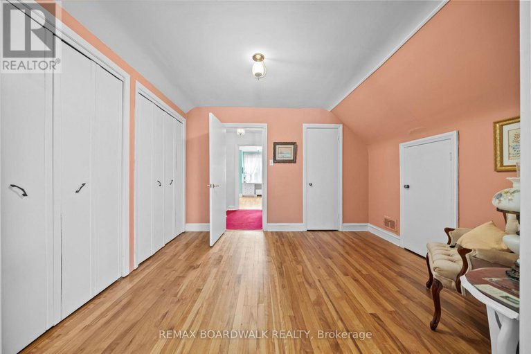 29393366/961-kingsmere-avenue/mckellar-heightsglabar-park/ottawa/ontario/K2A3K3_31