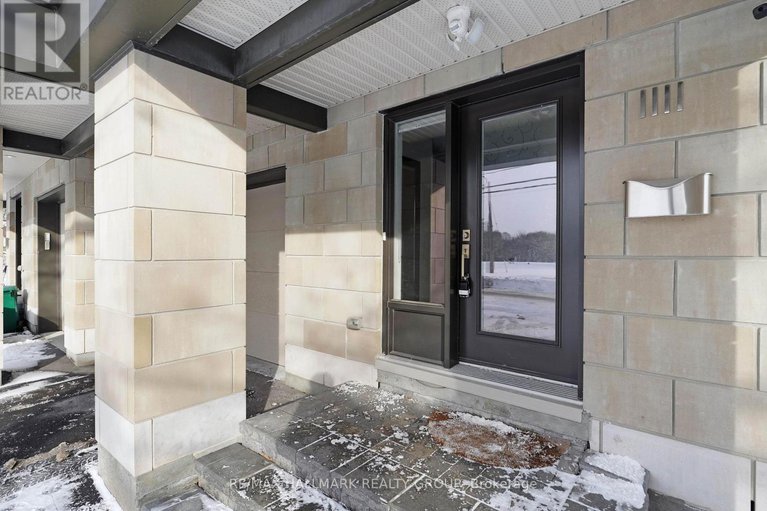 29303605/1111-north-river-road/overbrook/ottawa/ontario/K1K3W2_2