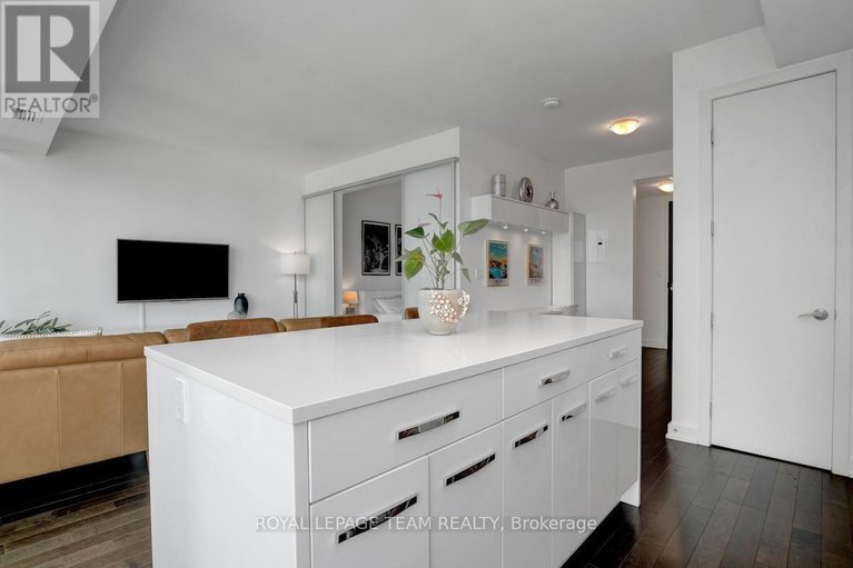 28681290/1410-111-champagne-avenue-s/west-centre-town/ottawa/ontario/K1S5V3_12