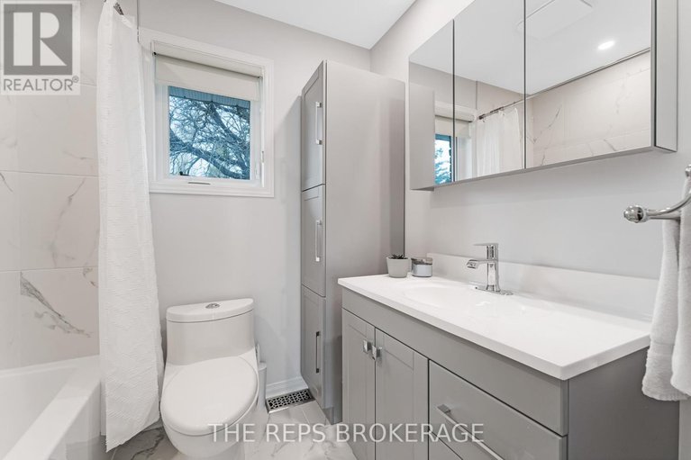 28336978/3062-upper-otterson-place/mooneys-bayrevelstoke/ottawa/ontario/K1V7B6_24