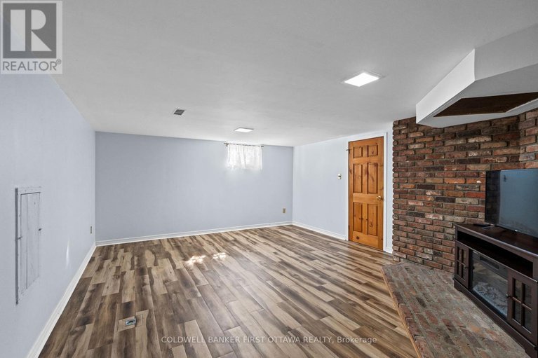 28793444/1788-ernest-avenue/mckellar-heights/ottawa/ontario/K2A1M1_32