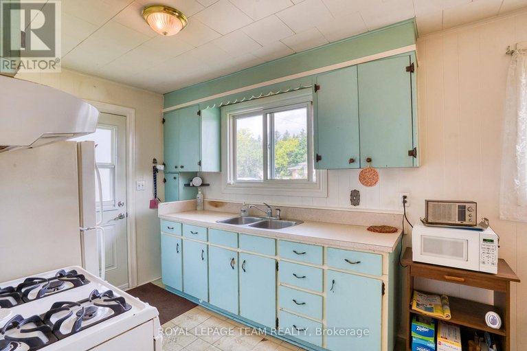 28469840/329-wylie-street/almonte/mississippi-mills/ontario/K0A1A0_16