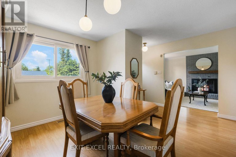 28416258/396-roxdale-avenue/bilberry-creekqueenswood-heights/ottawa/ontario/K1E1V5_8