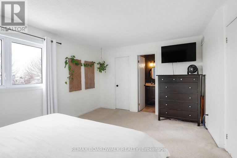 29374178/2094-sunland-drive/fallingbrookgardenway-south/ottawa/ontario/K4A3L1_21