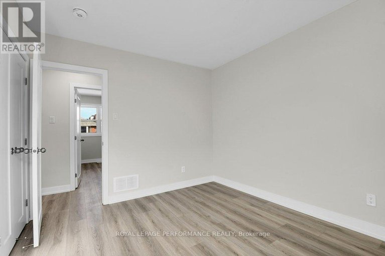 29470897/624-clarke-avenue/castle-heightsrideau-high/ottawa/ontario/K1K0Y7_21