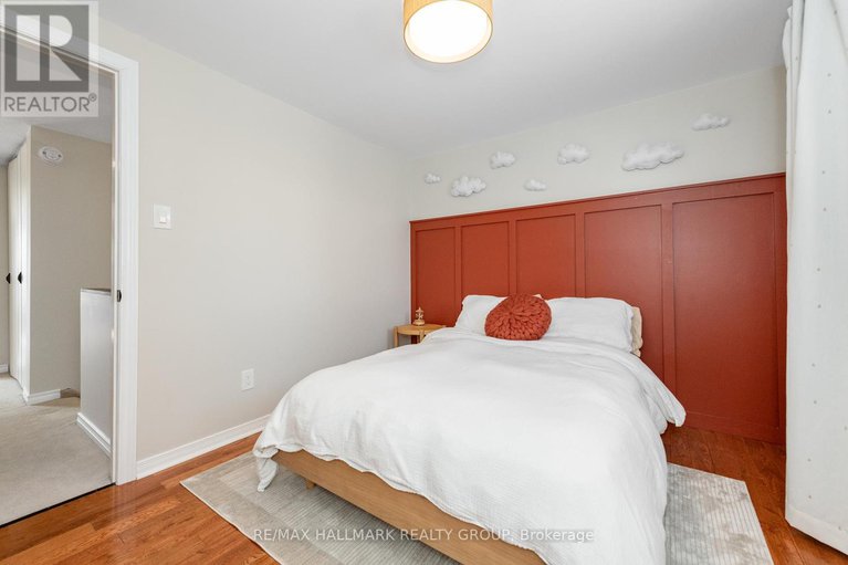 29349068/70-melanie-crescent/glencairnhazeldean/ottawa/ontario/K2L2J8_28