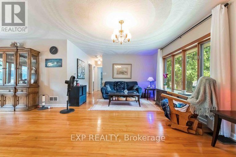 28788281/878-ivanhoe-avenue/queensway-terrace-north/ottawa/ontario/K2B5S5_5