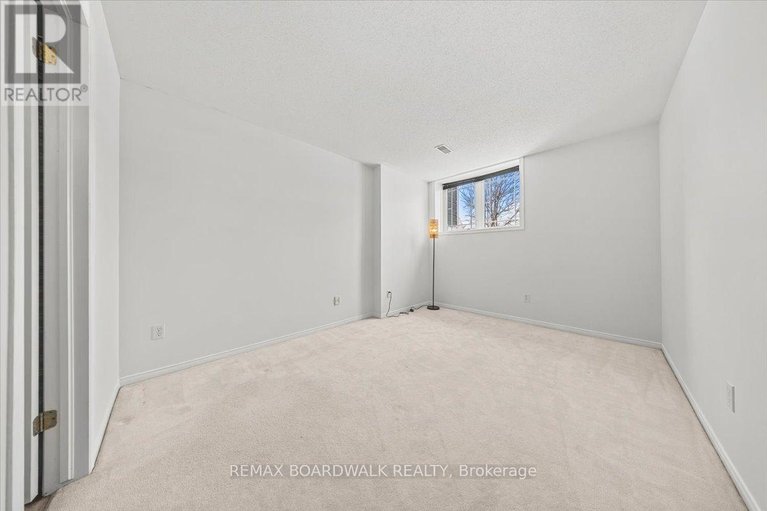 29483798/364-crownridge-drive/emerald-meadowstrailwest/ottawa/ontario/K2M3A4_33