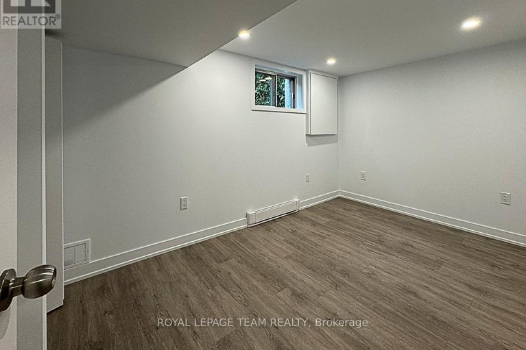 28916019/70-crownhill-street/cardinal-heights/ottawa/ontario/K1J7K8_17
