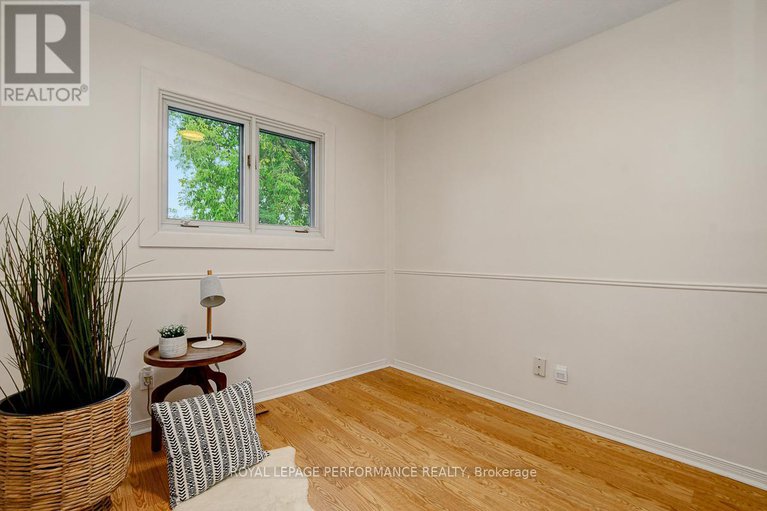 28710686/22-550-straby-avenue/overbrookcastle-heights/ottawa/ontario/K1K1H1_25