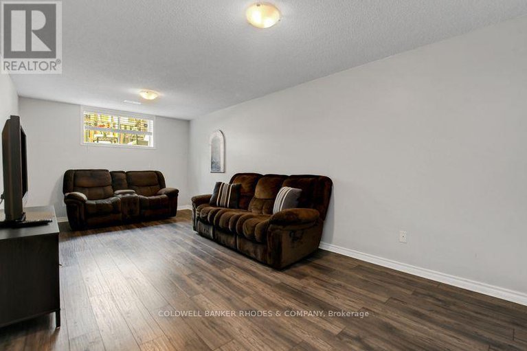 28599180/261-rolling-meadow-crescent/mer-bleuebradley-estatesanderson-park/ottawa/ontario/K1W0A8_23