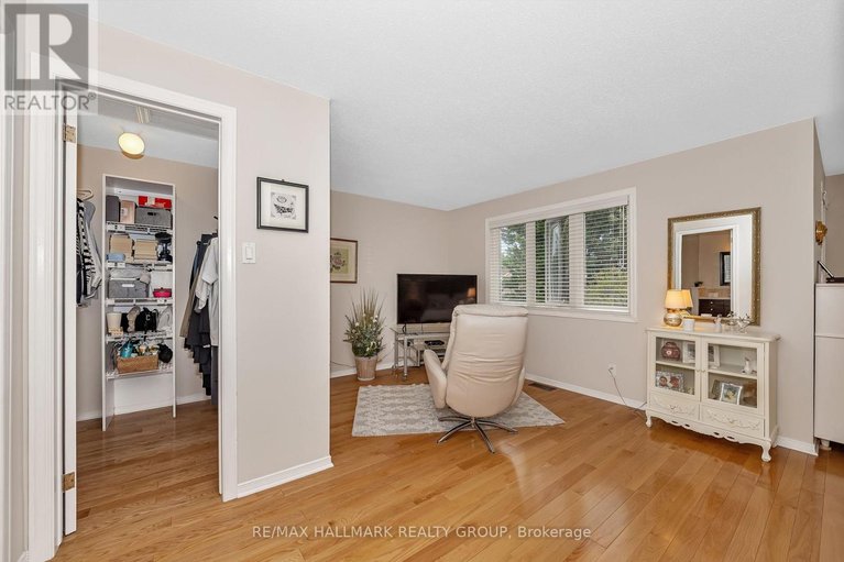 29624952/1850-thornecrest-street/chapel-hill/ottawa/ontario/K1C6K8_25