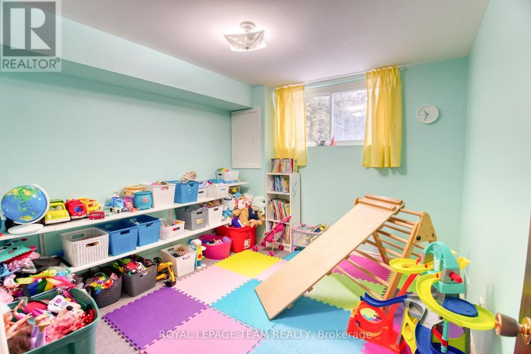 29145085/2010-featherston-drive/urbandale-acres/ottawa/ontario/K1H6P9_19