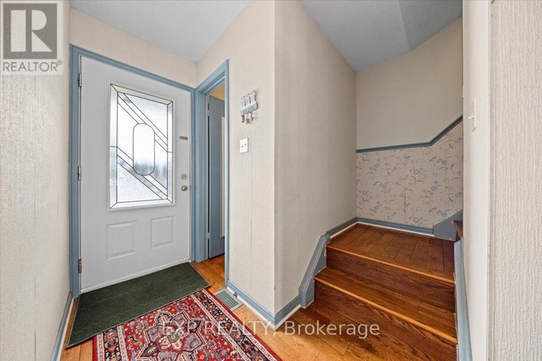 29485103/915-lawnsberry-drive/chatelaine-village/ottawa/ontario/K1E1Y2_4