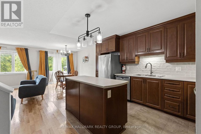 28887715/2309-marble-crescent/town-of-rockland/clarence-rockland/ontario/K4K0G9_7