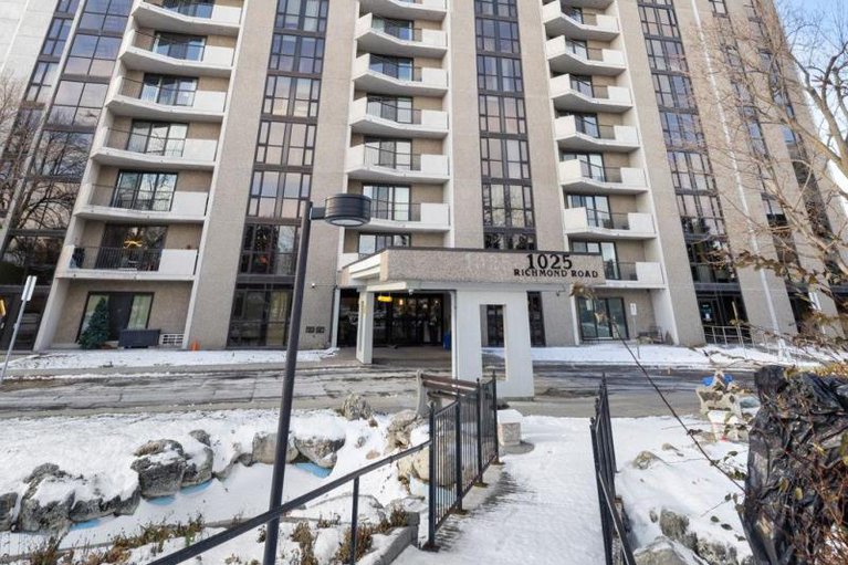 29160518/2305-1025-richmond-road/woodroffe/ottawa/ontario/K2B8G8_1