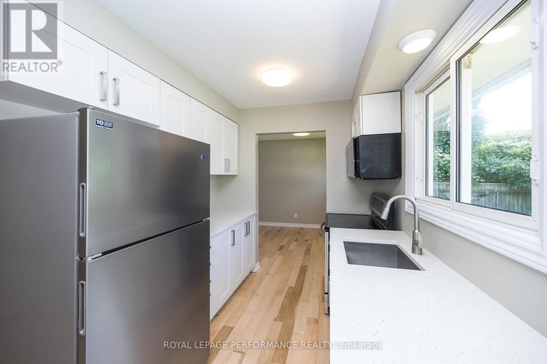 28604783/1398-jamison-avenue-s/bilberry-creekqueenswood-heights/ottawa/ontario/K1E1J5_16