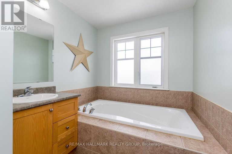 29569375/266-horseshoe-crescent/stittsville-north/ottawa/ontario/K2S0B7_18