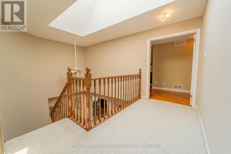 28429385/566-falwyn-crescent-w/fallingbrookridgemount/ottawa/ontario/K4A2A4_21