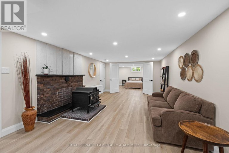 28834726/1095-boucher-crescent/manotick-south-to-roger-stevens/ottawa/ontario/K4M1B3_30