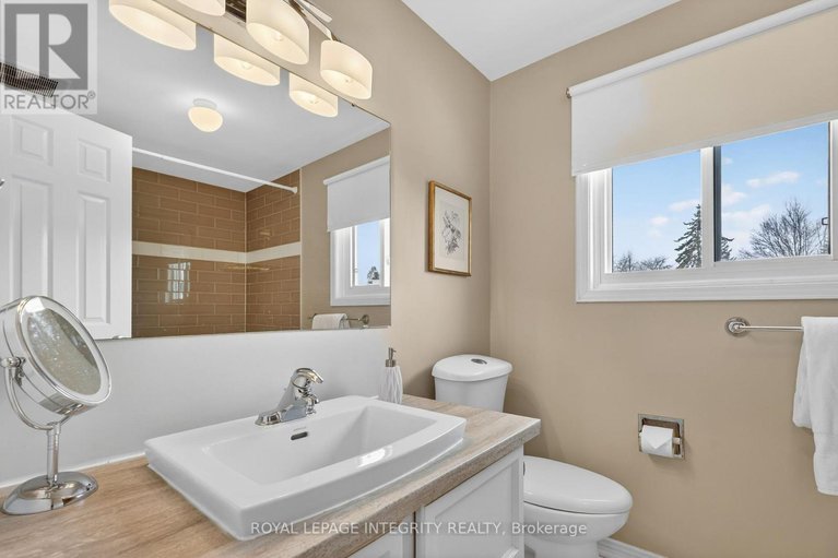 29488935/6020-vineyard-drive/convent-glen/ottawa/ontario/K1C2M5_17