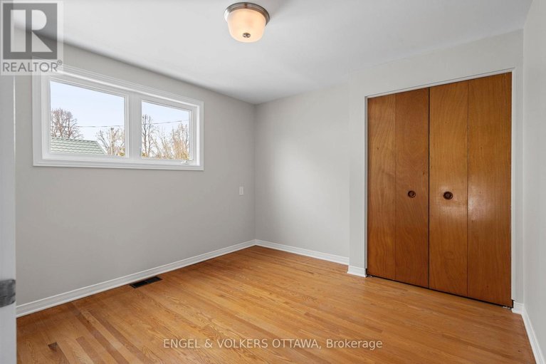 29579181/2125-valley-drive/elmvale-acresurbandale/ottawa/ontario/K1G2P6_22