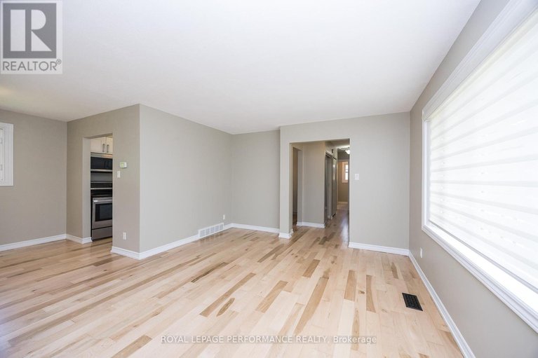 28604783/1398-jamison-avenue-s/bilberry-creekqueenswood-heights/ottawa/ontario/K1E1J5_8