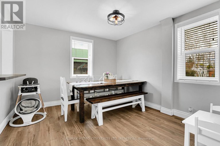 28293048/228-arnprior-avenue/renfrew/renfrew/ontario/K7V3A1_9