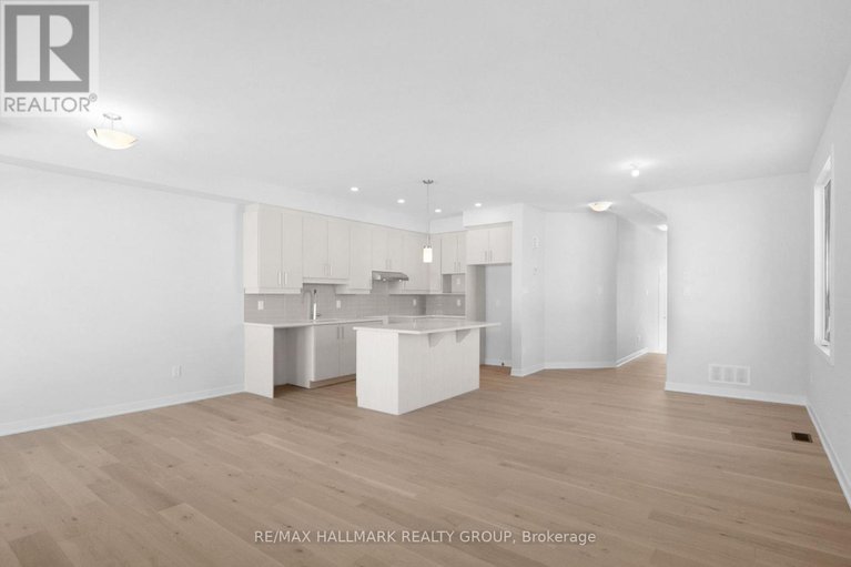 29360428/1944-hawker-private/huntley-ward-south-east/ottawa/ontario/K2M0M5_6